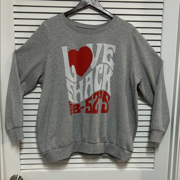 B52s Gray Love Shack Sweatshirt with Red Heart - Picture 1 of 4